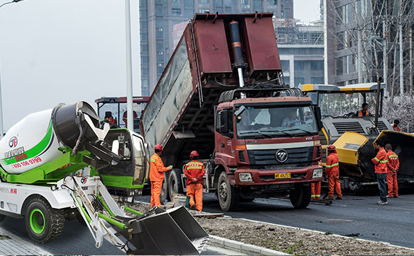 中科聚峰自上料攪拌車路面修路